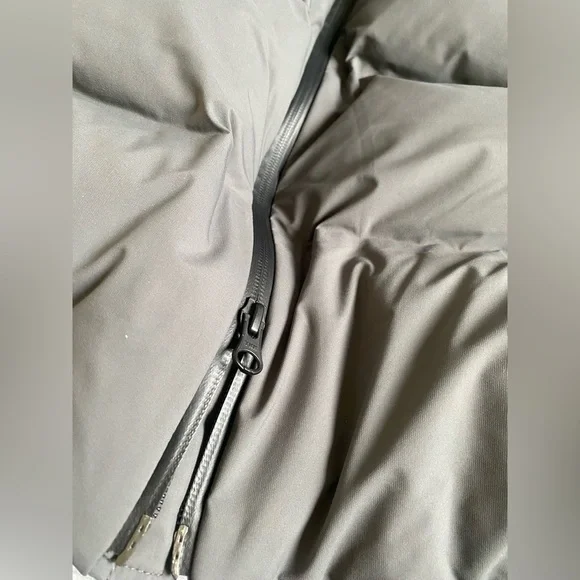 Aritzia TNA The Super Puff₂O™ Mid In Coal Grey - Picture 13 of 16